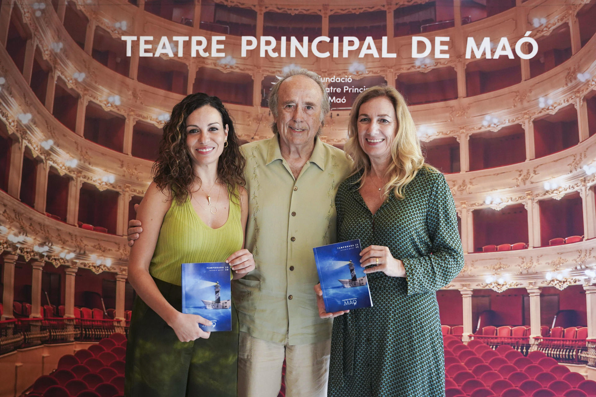 El cantautor Joan Manuel Serrat posa junto a la directora gerente de la Fundació Teatre Principal de Maó, Nieves Portas (i), y a Laura Riera (d), de la Fundació Clarós, este jueves mientras asiste a la presentación de la programación del Teeatre Principal de Mahón, donde volverá a actuar el 22 de noviembre tres años después de su despedida de los escenarios para participar en una gala solidaria de la Fundació Clarós, de la que es patrono. EFE/ David Arquimbau Sintes