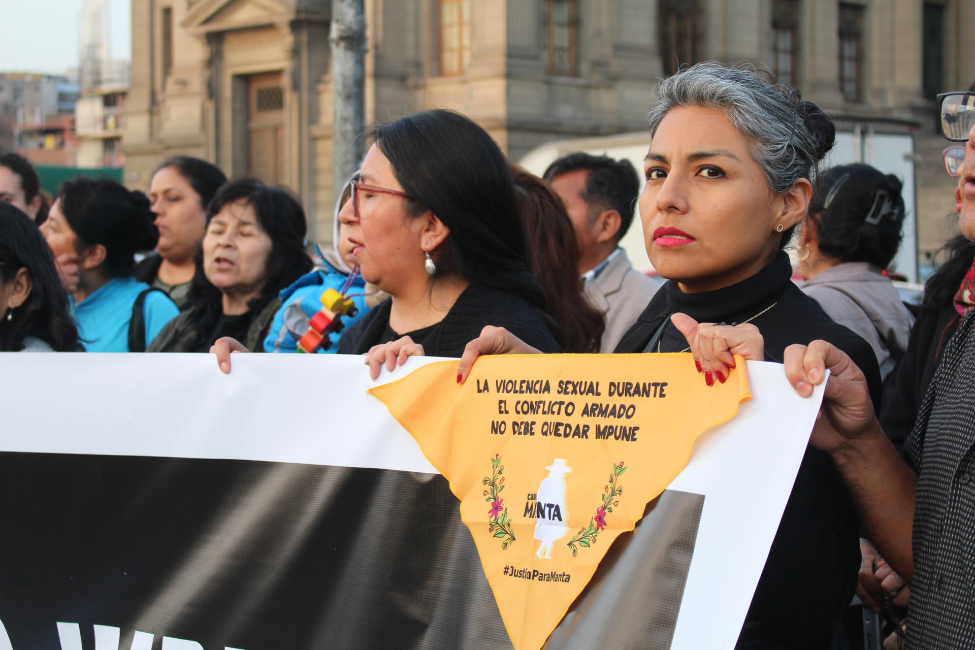 Personas se manifiestan contra la ley de amnistía frente al Palacio de Justicia este miércoles, en Lima (Perú). EFE/ Paula Bayarte