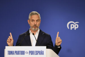 El vicesecretario de Hacienda, Vivienda e Infraestructuras del PP, Juan Bravo, durante la rueda de prensa que ha ofrecido este lunes sobre asuntos de actualidad. EFE/ Pablo R. Seco