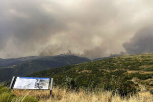 Vista del incendio en Odollo y Llamas este viernes, desde Castrillo de Cabrera (León). Los incendios forestales de Yeres y Llamas de Cabrera, que se mantienen en nivel 2 de gravedad en la provincia de León, han empeorado en las últimas horas y ha sido necesario desalojar a 330 personas más de tres pedanías de Ponferrada.EFE/ Ana F. Barredo