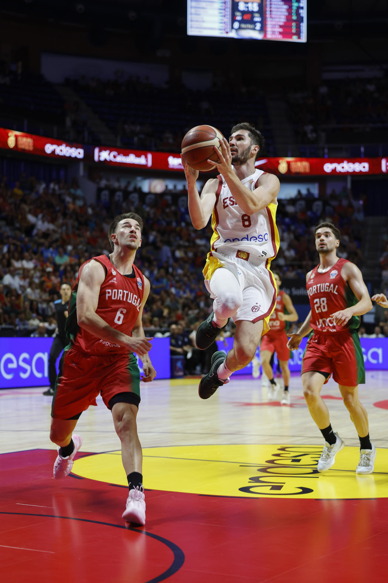 El escolta de la selección española de baloncesto Darío Brizuela (c) en acción durante el partido preparatorio para el Eurobasket 2025 que los combinados de Portugal y España juegan hoy martes en el Palacio José María Martín Carpena, en Málaga. EFE/Jorge Zapata