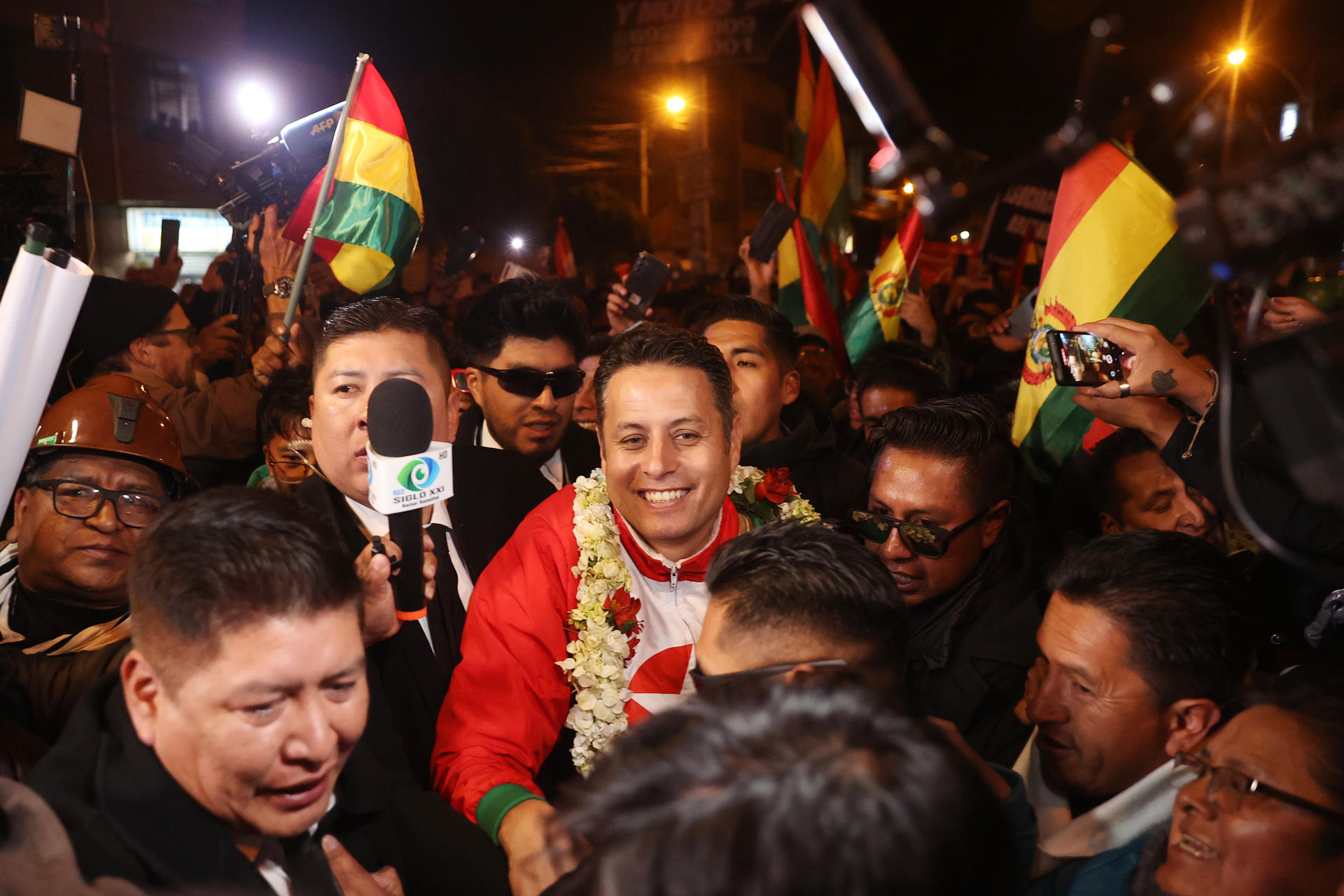 El candidato a la Vicepresidencia de Bolivia por el Partido Demócrata Cristiano (PDC), Edman Lara (c), durante un acto de campaña, este lunes, 18 de agosto, en El Alto (Bolivia). EFE/Luis Gandarillas