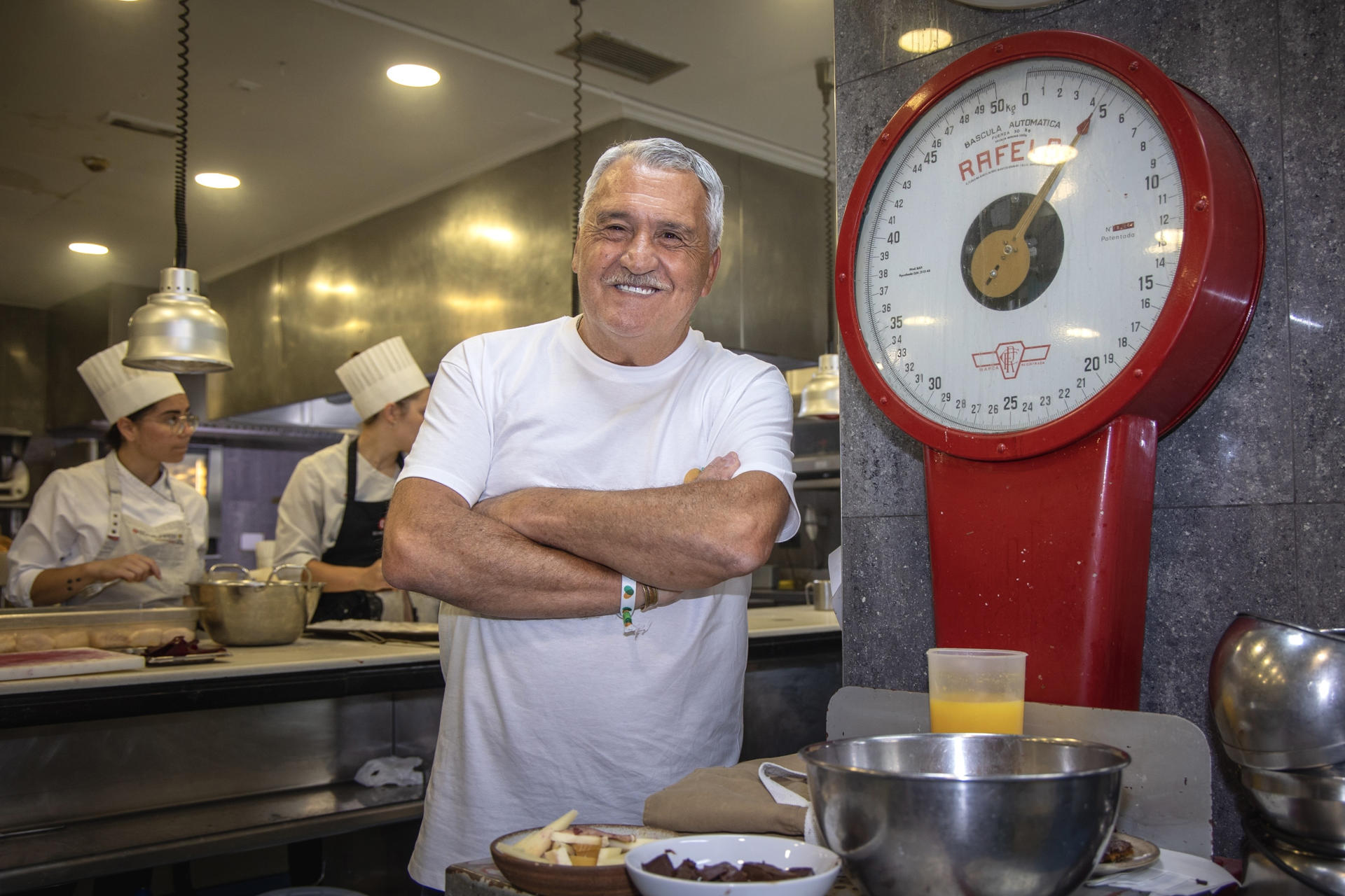 El Mejor Maestro Artesano Pastelero de Europa en 1990 y en 2022, Paco Torreblanca, durante su participación en el MAMA Festival Gastronómico, que ha reunido en el municipio riojano de Ezcaray a cocineros que suman, en total, 16 estrellas Michelin y 32 soles Repsol. EFE/Raquel Manzanares