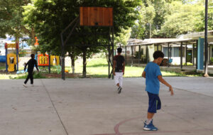 Menores juegan baloncesto este sábado en una estancia infantil en el municipio de Tapachula en Chiapas (México). EFE/Juan Manuel Blanco