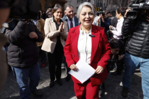 La candidata a la Presidencia de Chile, Jeannette Jara (c), saluda durante la inscripción de su candidatura este lunes, en Santiago (Chile). EFE/ Elvis González