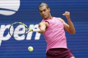 El español Carlos Alcaraz durante el partido contra el italiano Luciano Darderi, de la tercera ronda del Abierto de Estados Unidos. EFE/EPA/JOHN G. MABANGLO