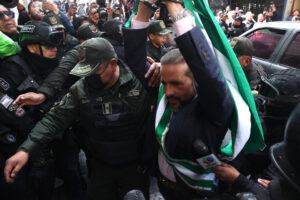 El gobernador suspendido de Santa Cruz, Luis Fernando Camacho, llega a una audiencia ante el Tribunal Departamental de Justicia este lunes, en La Paz (Bolivia). EFE/ Luis Gandarillas