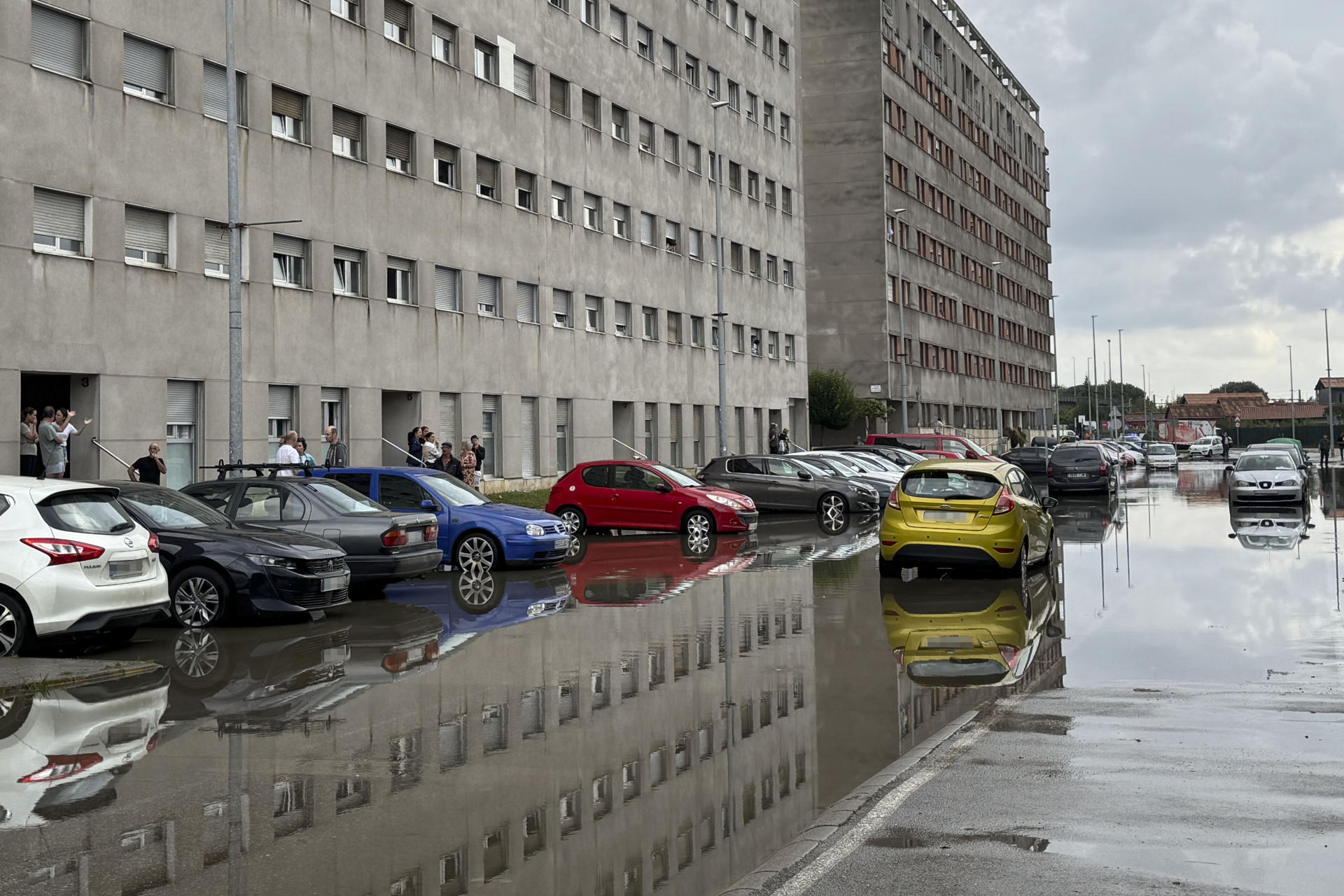 Pasadizos y carreteras anegadas e inservibles en la localidad de Maliaño, en Camargo (Cantabria), este jueves. EFE/Celia Agüero Perera
