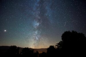 Imagen de archivo de las perseidas o lágrimas de San Lorenzo, la lluvia estelar del verano, en la localidad cántabra de Proaño. EFE/ Pedro Puente Hoyos