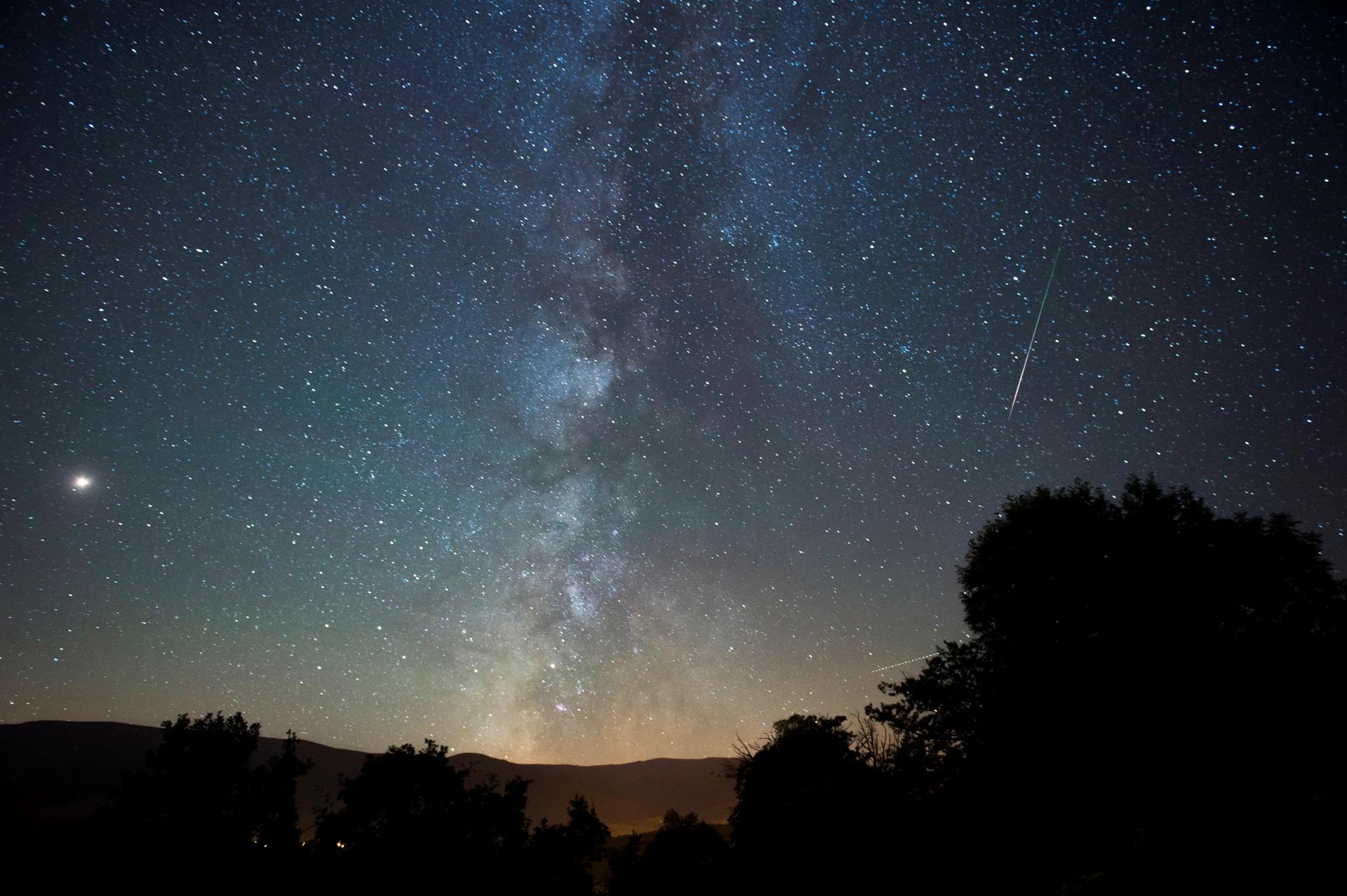 Imagen de archivo de las perseidas o lágrimas de San Lorenzo, la lluvia estelar del verano, en la localidad cántabra de Proaño. EFE/ Pedro Puente Hoyos