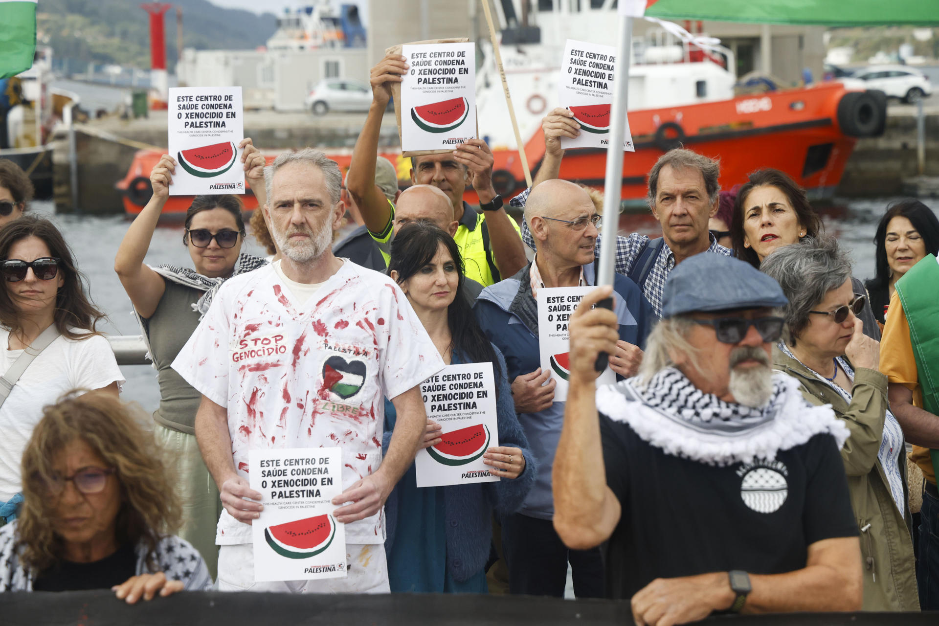 Más de una docena de localidades de gallegas acogen movilizaciones de apoyo a la Flotilla Sumud Global, que zarpará hacia Gaza el domingo, con el objetivo de mostrar la fuerza del movimiento propalestino; así, por ejemplo, en Ferrol habrá un encuentro de barcos. En la imagen, concentración de apoyo en Ferrol. EFE/Kiko Delgado
