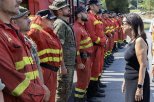 La ministra de Defensa, Margarita Robles, saluda a los miembros de la UME en su visita este sábado la Brigada Galicia VII (Brilat) para conocer de primera mano la participación de la unidad en la operación Centinela Gallego. EFE/Salvador Sas