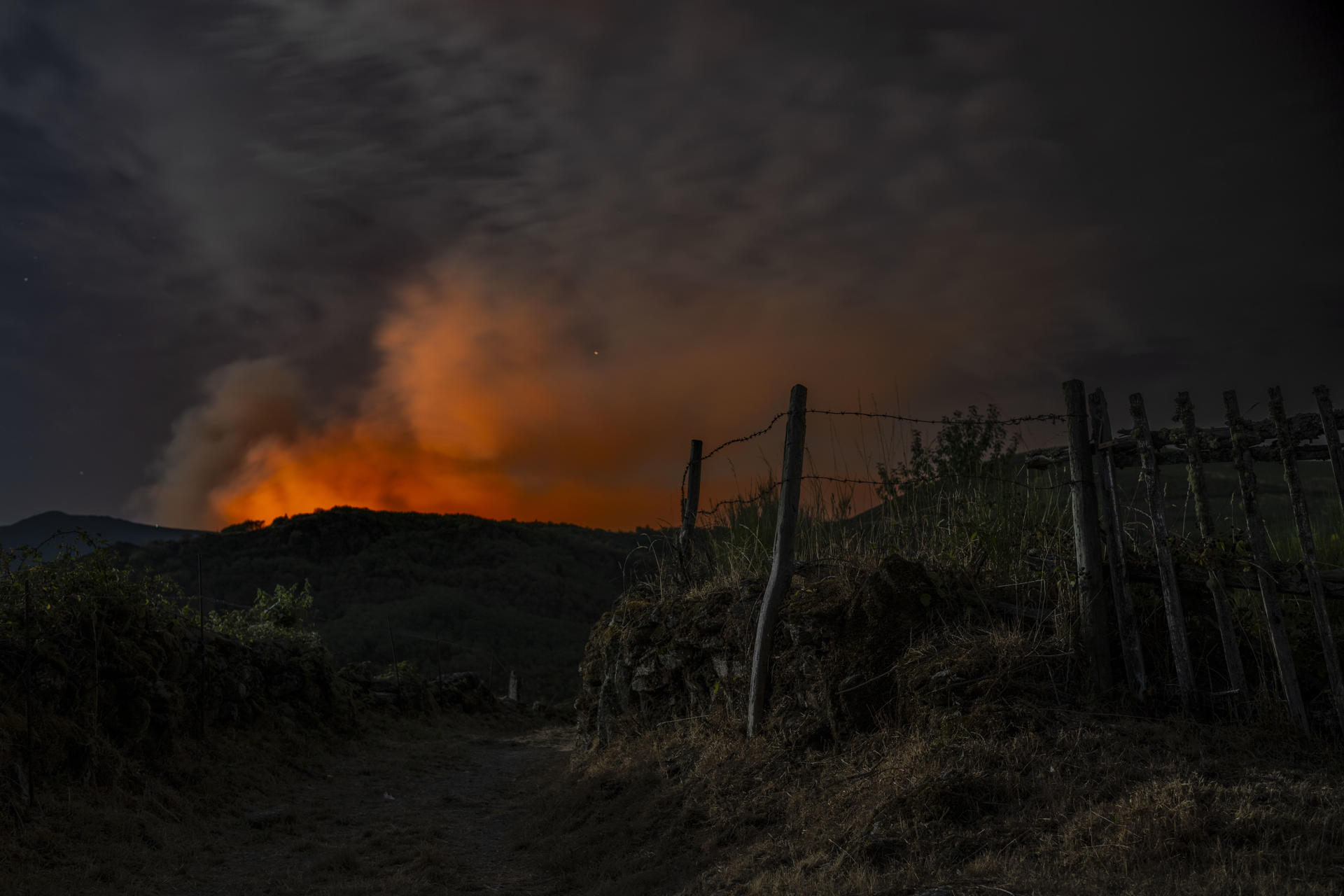 El incendio forestal en Chandrexa de Queixa (Ourense) sigue avanzando, este sábado, con 450 hectáreas afectadas y, además, se mantienen activos otros dos incendios en Galicia y hay tres más controlados.EFE/ Brais Lorenzo