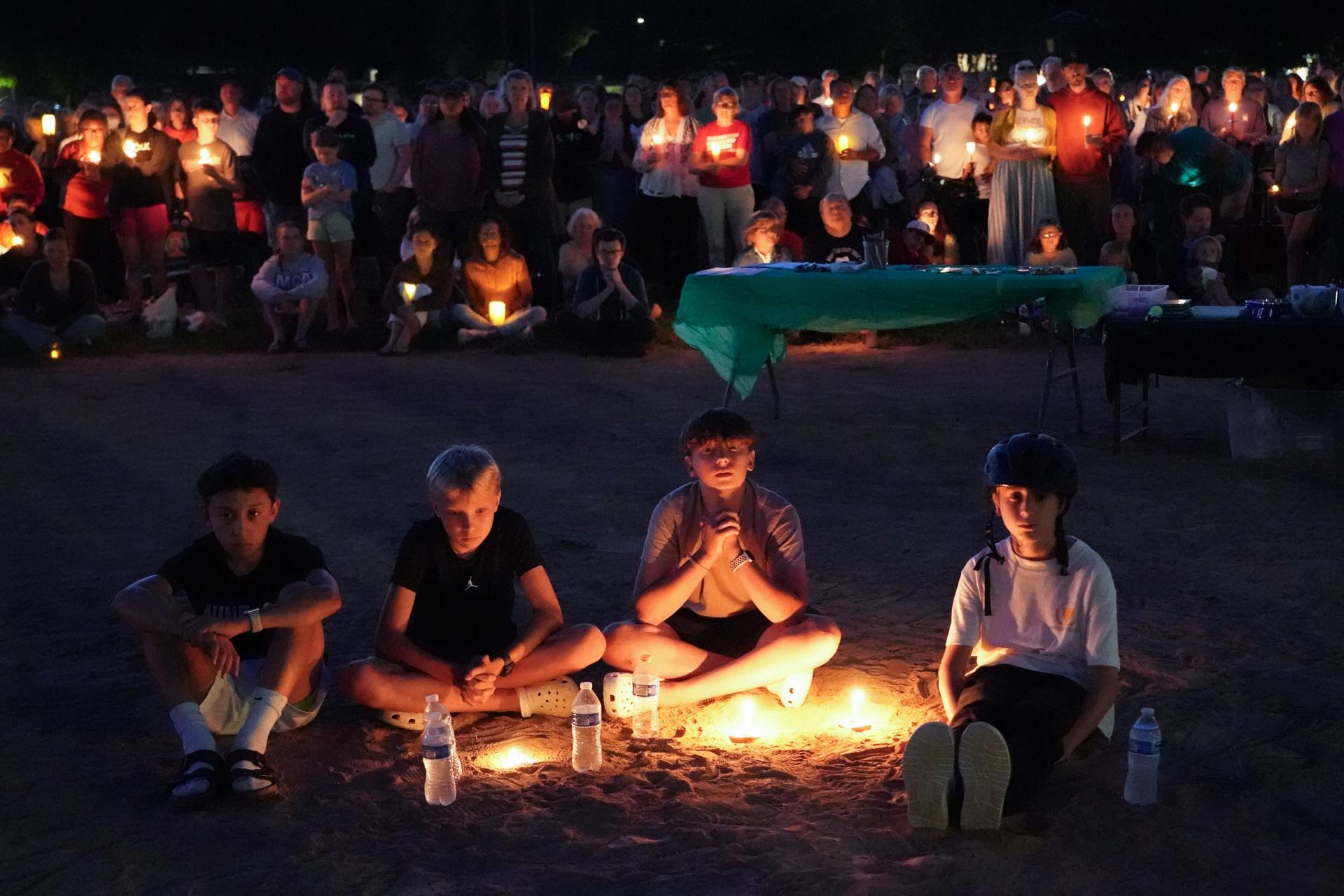 Un grupo de niños (en primer plano) y cientos de acompañantes fueron captados este miércoles, 27 de agosto, durante un vigilia en honor a los dos menores asesinados y a los 17 más heridos en un tiroteo esta mañana, en Minneapolis (Minnesota, EE.UU.). EFE/Craig Lassig