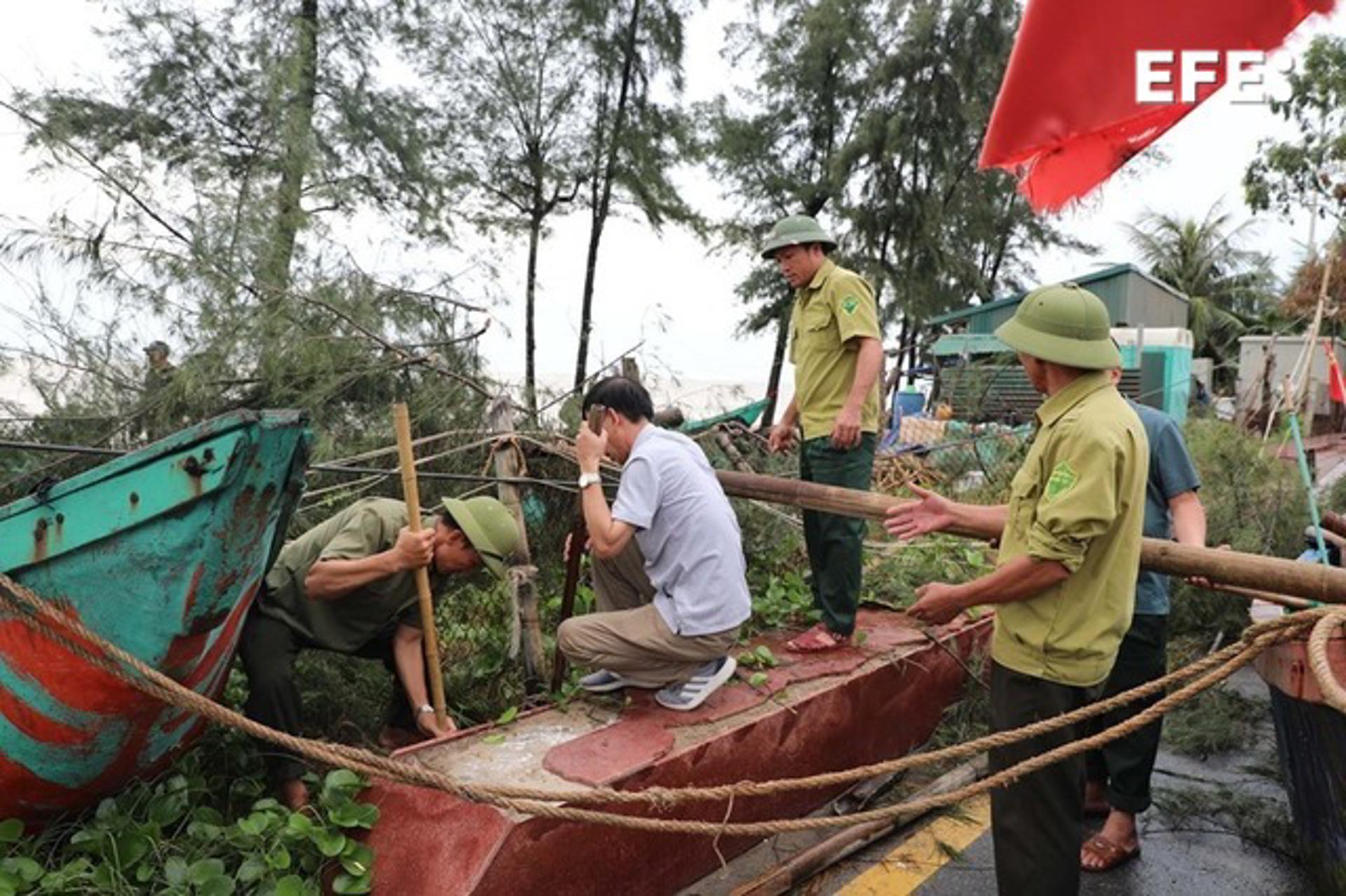 Habitantes de Thanh Hoa intentan poner sus embarcaciones a salvo ante la llegada a Vietnam del tifón Kajiki. EFE/EPA/SOLO USO EDITORIAL