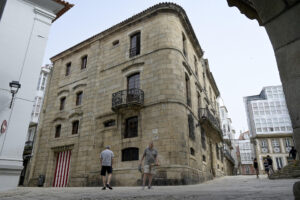 Vista este lunes de la Casa Cornide, un inmueble de A Coruña propiedad de la familia del dictador Francisco Franco que ha sido declarado bien de interés cultural por la Xunta, en la segunda jornada de visitas. Se permite el acceso de cinco personas por turno de visita de una hora, los lunes, de 09:00 a 13:00 horas. La compra de la casa por parte de la familia Franco es objeto de litigio por el Ayuntamiento de A Coruña, que reclama su titularidad alegando que el proceso de cambio de titularidad en 1962 podría haber sido amañado. EFE/ Moncho Fuentes