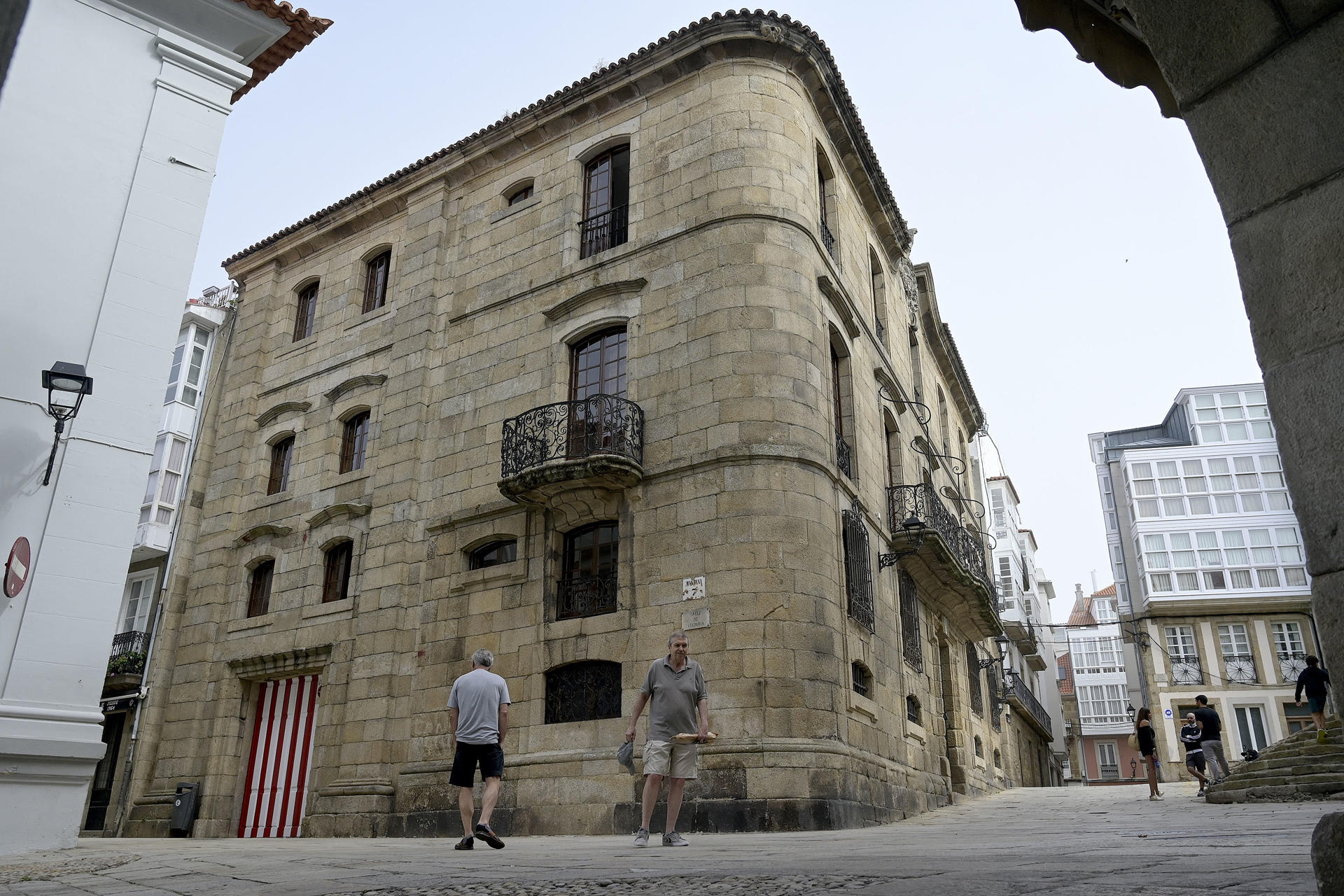Vista este lunes de la Casa Cornide, un inmueble de A Coruña propiedad de la familia del dictador Francisco Franco que ha sido declarado bien de interés cultural por la Xunta, en la segunda jornada de visitas. Se permite el acceso de cinco personas por turno de visita de una hora, los lunes, de 09:00 a 13:00 horas. La compra de la casa por parte de la familia Franco es objeto de litigio por el Ayuntamiento de A Coruña, que reclama su titularidad alegando que el proceso de cambio de titularidad en 1962 podría haber sido amañado. EFE/ Moncho Fuentes