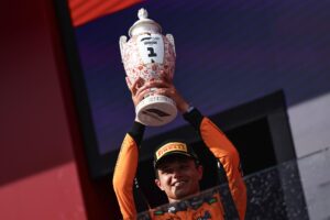 El piloto británico de McLaren, Lando Norris, celebra su victoria en el Gran Premio de Hungría de Fórmula 1 en el circuito Hungaroring de Mogyorod, cerca de Budapest, Hungría, el 3 de agosto de 2025. EFE/EPA/ANNA SZILAGYI