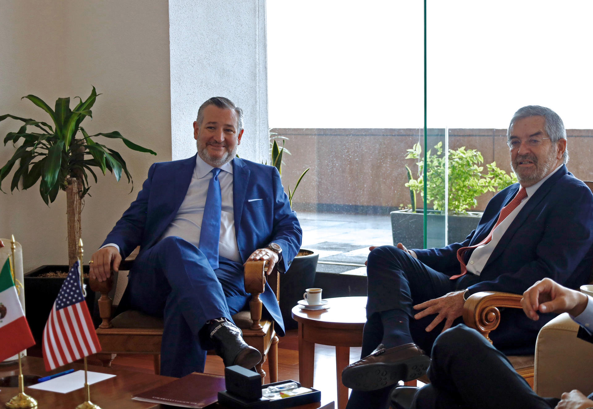 Fotografía cedida hoy por la Secretaria de Relaciones Exteriores (SRE), donde se observa al canciller mexicano Juan Ramón de la Fuente (d), posando al termino de una conversación con el senador estadounidense, Ted Cruz (i), en la Ciudad de México (México). EFE/Secretaria de Relaciones Exteriores/SOLO USO EDITORIAL/NO VENTAS/SOLO DSIPONIBLE PARA ILUSTRAR LA NOTICIA QUE ACOMPAÑA(CRÉDITO OBLIGATORIO)