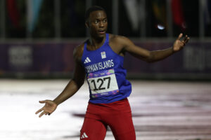 Davonte Howell, de Islas Caimán, celebra al ganar la medalla de oro en los 100 metros planos en los II Juegos Panamericanos Junior en Luque (Paraguay). EFE/Juan Pablo Pino