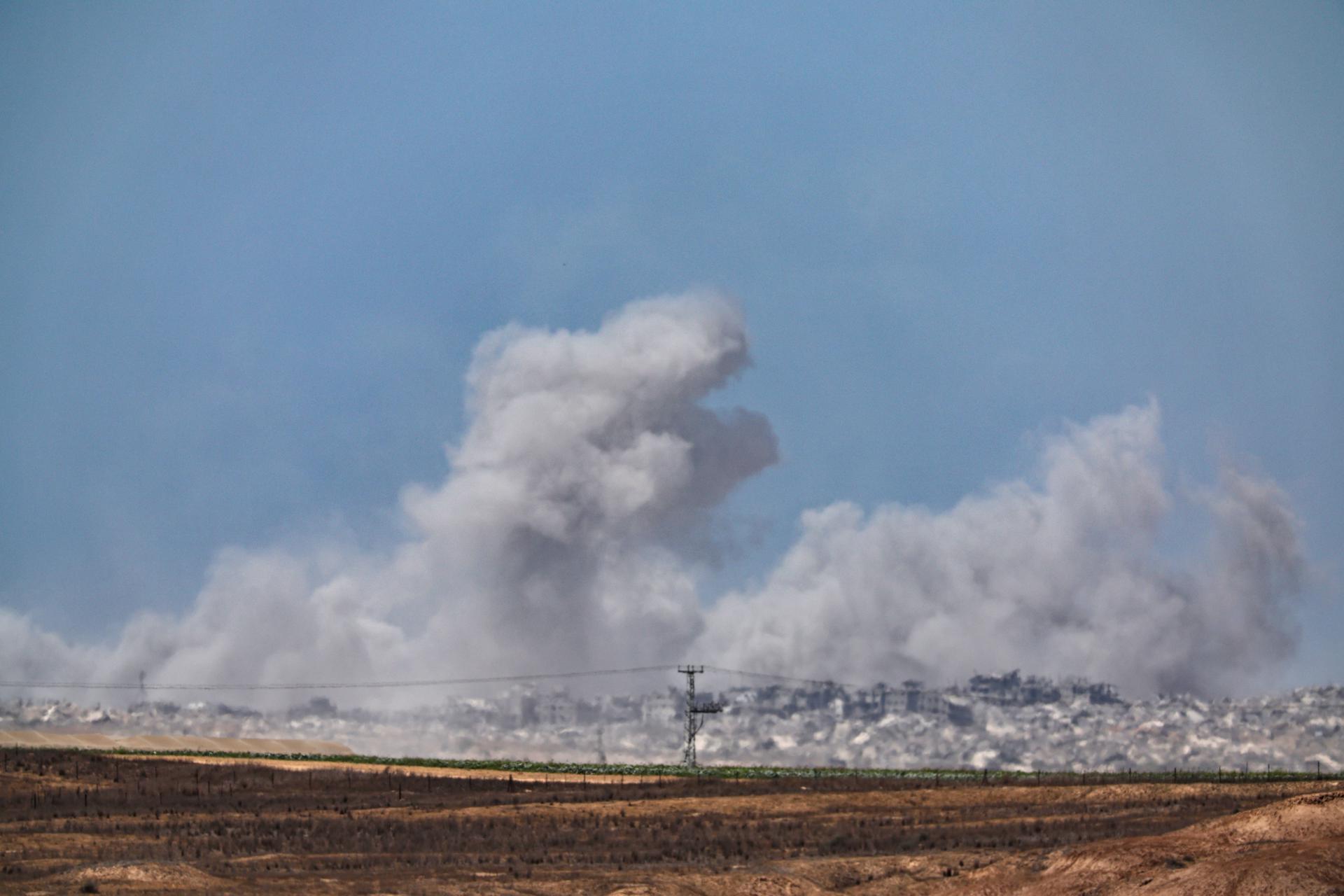 El humo se eleva tras un ataque aéreo israelí en la Franja de Gaza, visto desde el lado israelí de la frontera con Gaza, en el sur de Israel, en una imagen del 31 de julio de 2025. EFE/EPA/ATEF SAFADI