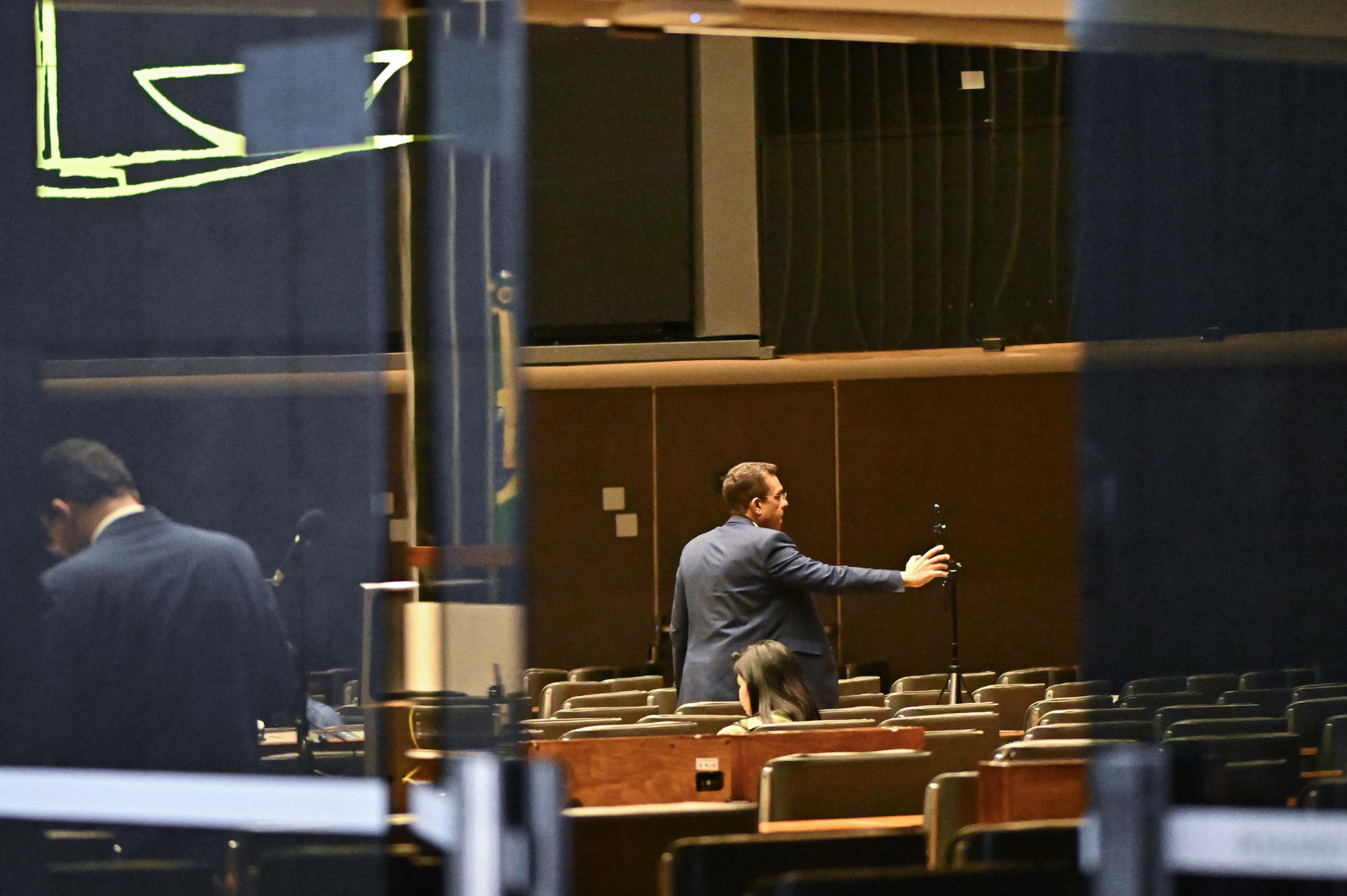 Fotografía que muestra la entrada al recinto de la Cámara de Diputados, en la que parlamentarios de la oposición protestan pidiendo votación de amnistía contra la detención domiciliaria del expresidente Jair Bolsonaro, este miércoles en Brasilia (Brasil). EFE/Andre Borges