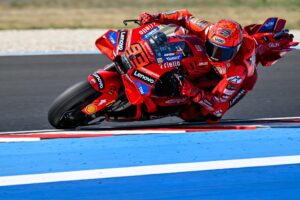 El piloto español Marc Márquez, de Ducati Lenovo, en acción durante la segunda sesión de entrenamientos libres del Gran Premio de Motociclismo de Hungría en el circuito Balaton Park de Balatonfokajar, Hungría, el 23 de agosto de 2025. EFE/EPA/Tamas Vasvari HUNGARY OUT