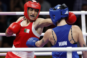 La boxeadora argelina Imane Khelif (rojo) ante la húngara Anna Luca Hamori (azul) durante el combate de cuartos de final , categoría 66kg, de los Juegos Olímpicos de París 2024. EFE/ Miguel Toña