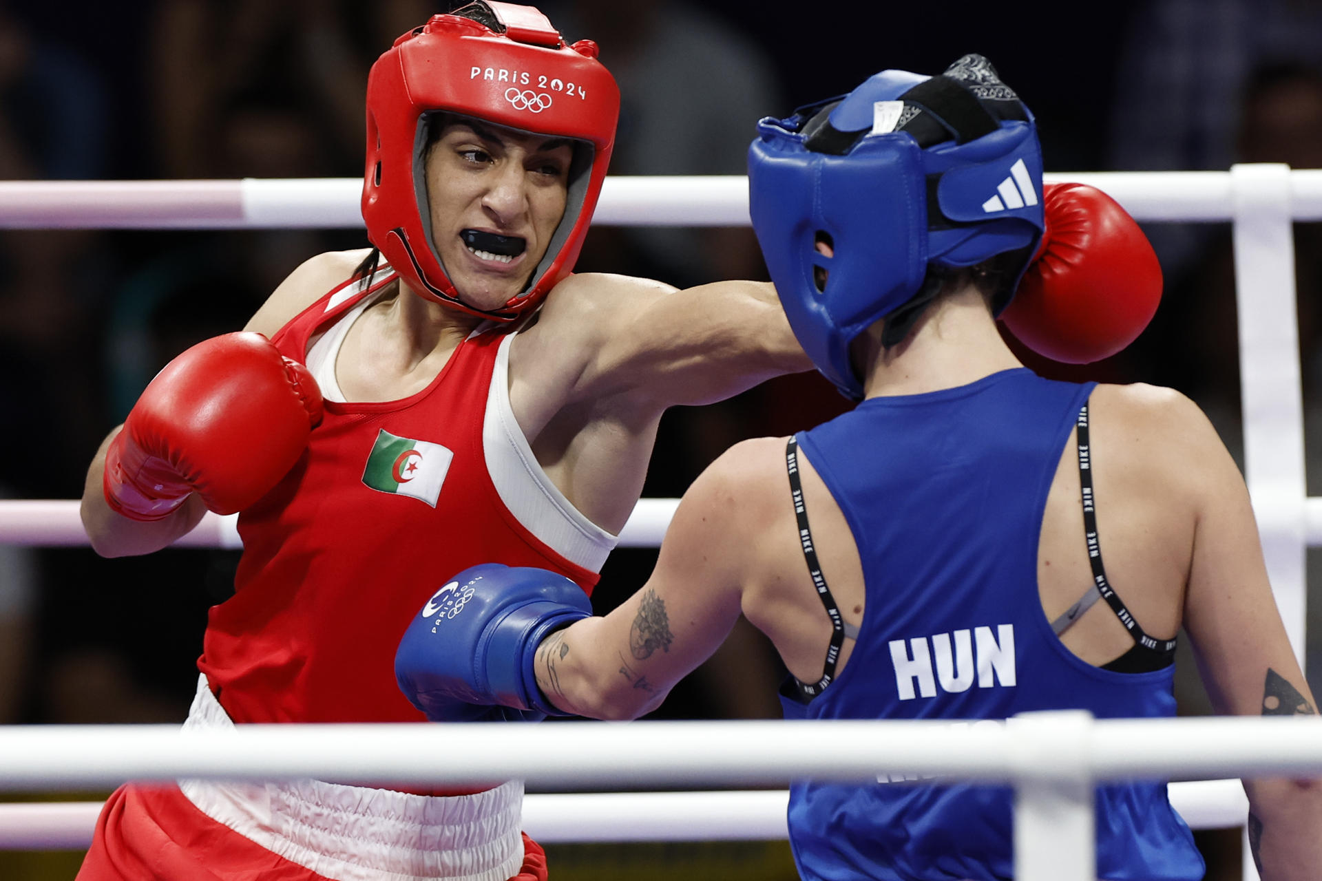 La boxeadora argelina Imane Khelif (rojo) ante la húngara Anna Luca Hamori (azul) durante el combate de cuartos de final , categoría 66kg, de los Juegos Olímpicos de París 2024. EFE/ Miguel Toña