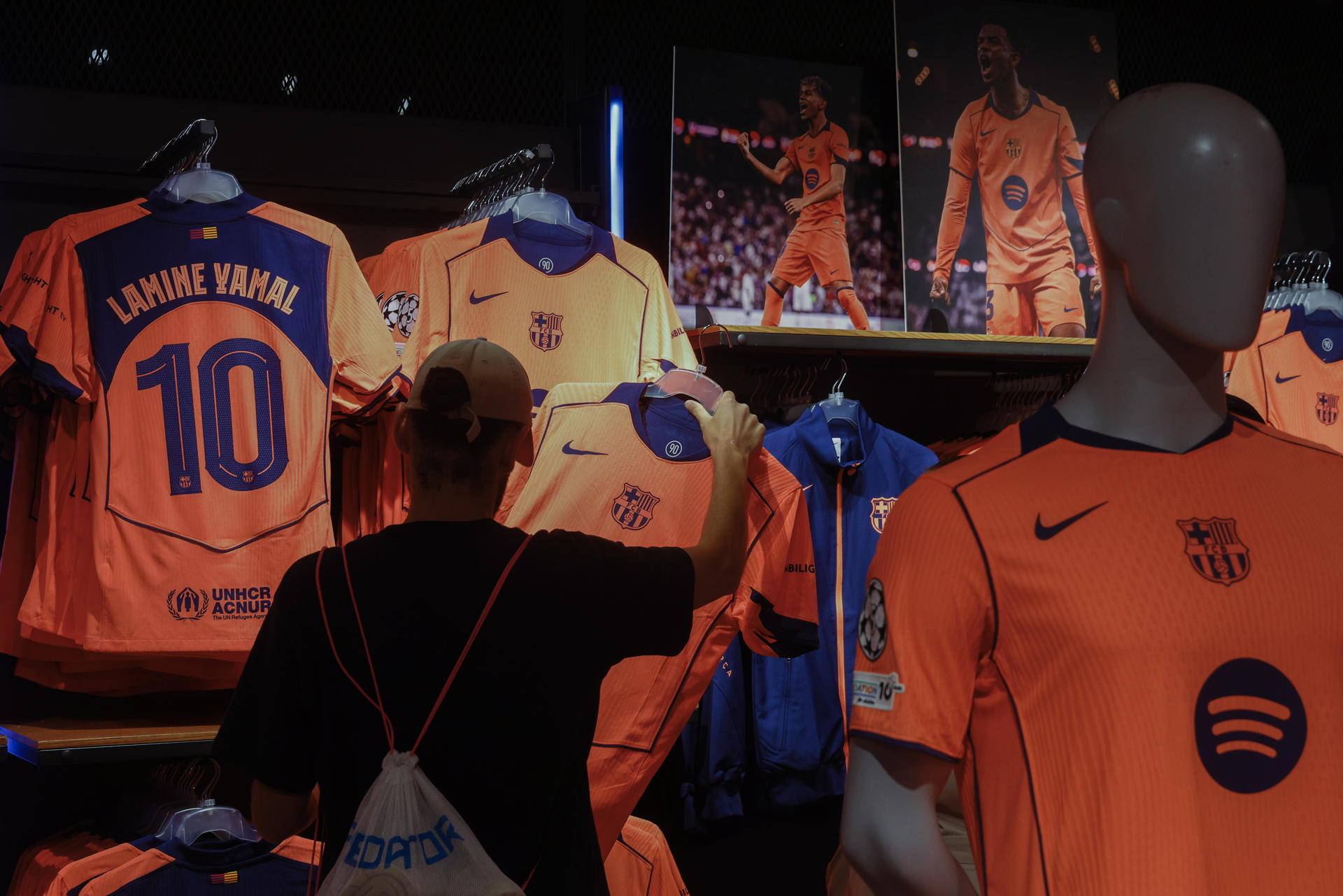 Aspecto de la tienda oficial del FC Barcelona este martes en que el Barcelona ha presentado la tercera equipación para la temporada 2025-26 de color "mango brillante", que pretende ser un homenaje al equipo entrenado por Pep Guardiola que conquistó los seis títulos en el año 2009. EFE/ Quique García
