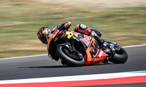 El piloto español de Moto GP de Aprilia Racing, Maverick Viñales, en acción durante la sesión de entrenamientos libres del Gran Premio de Motociclismo de Italia en el circuito de Mugello, en Scarperia (Italia), el 20 de junio de 2025. Foto de archivo de: CLAUDIO GIOVANNINI/EFE/EPA