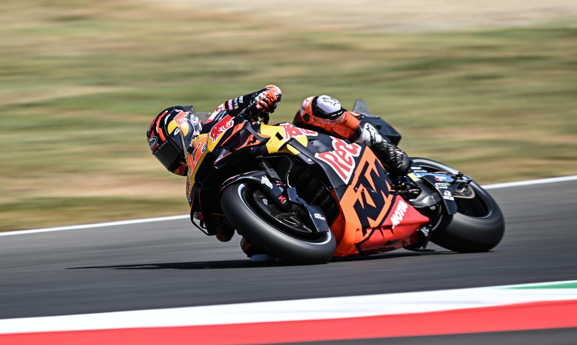El piloto español de Moto GP de Aprilia Racing, Maverick Viñales, en acción durante la sesión de entrenamientos libres del Gran Premio de Motociclismo de Italia en el circuito de Mugello, en Scarperia (Italia), el 20 de junio de 2025. Foto de archivo de: CLAUDIO GIOVANNINI/EFE/EPA
