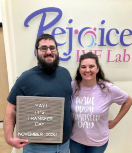 Fotografía cedida de Tim Pierce y Lindsey Pierce, padres de Thaddeus Daniel Pierce, nacido de un embrión concebido en 1994, durante una visita a Rejoice Fertility en London (Estados Unidos).EFE/ Lindsey Pierce/ Mit Technology Review