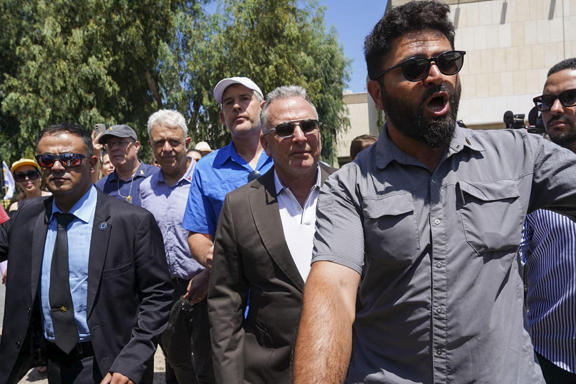 El enviado de Estados Unidos en Oriente Medio, Steve Witkoff (c), acude este sábado a la conocida como Plaza de los Rehenes de Tel Aviv, donde se celebra una manifestación para exigir la liberación de los cautivos en Gaza.
EFE/Movimiento pro democracia israelí -SOLO USO EDITORIAL/SOLO DISPONIBLE PARA ILUSTRAR LA NOTICIA QUE ACOMPAÑA (CRÉDITO OBLIGATORIO)-