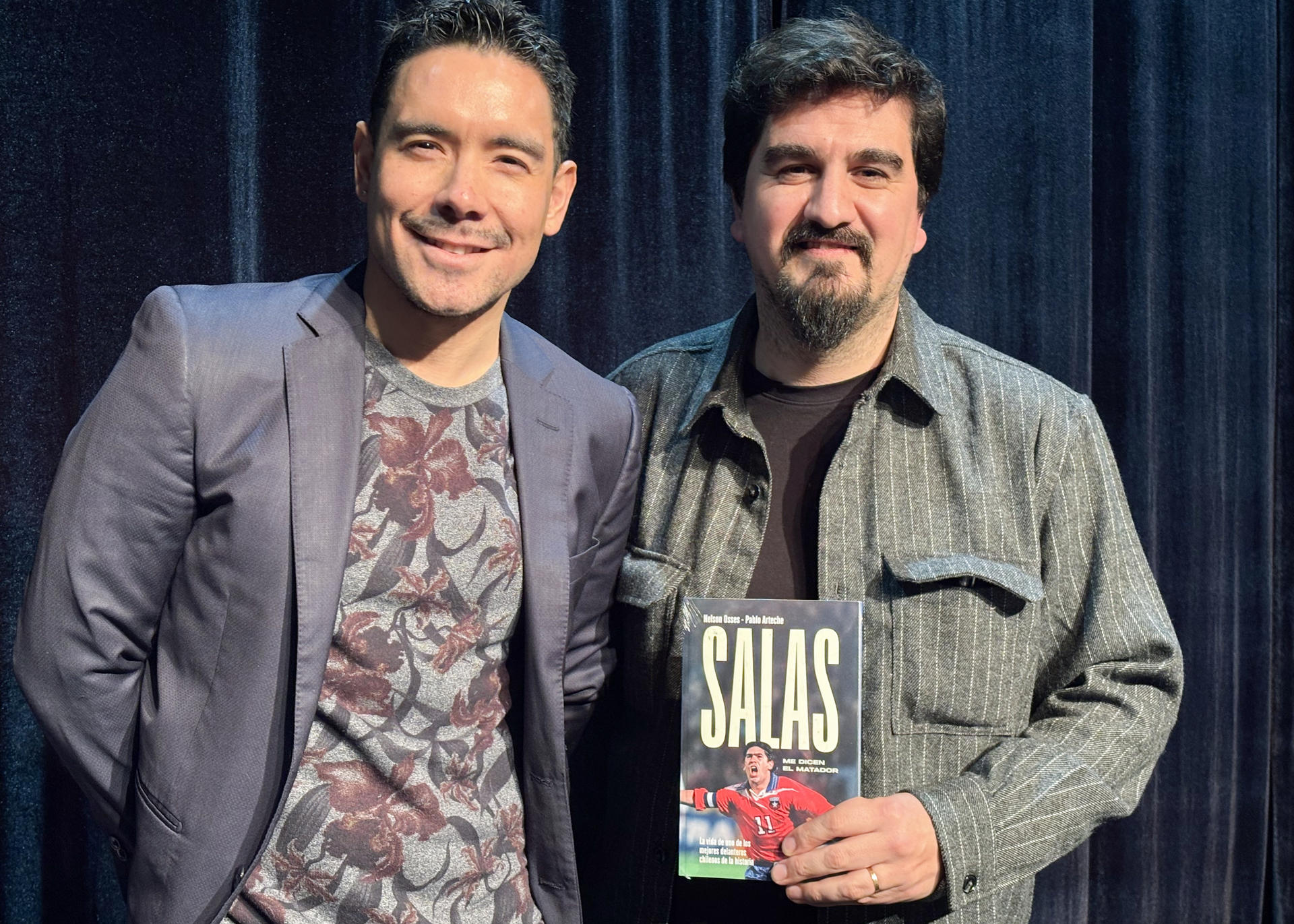 Los escritores Pablo Arteche (i) y Nelson Osses, autores del libro 'Salas, me dicen El Matador' posan durante una entrevista con EFE en Santiago (Chile). EFE/María José Rey
