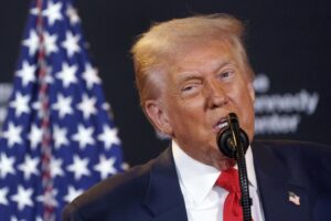 El presidente de Estados Unidos, Donald Trump, pronuncia un discurso mientras organiza un evento en el Centro John F. Kennedy para las Artes Escénicas, en Washington, DC, EE. UU., el 13 de agosto de 2025. EFE/EPA/WILL OLIVER / POOL