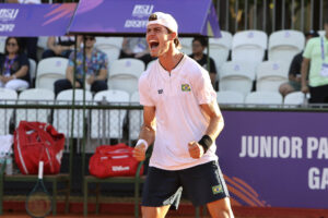El brasileño Joao Didoni celebra al ganar medalla de oro ante Dante Pagani, de Argentina, en la final del tenis masculino de los II Juegos Panamericanos Junior, en Luque (Paraguay). EFE/Rodrigo Sepulveda