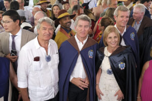 El líder del PP, Alberto Núñez Feijóo, junto a la alcaldesa de Jérez y presidenta de la Federación Española de Municipios y Provincias (FEMP), María José García-Pelayo Jurado (d), durante la Fiesta del Albariño, que acoge uno de sus actos más emblemáticos, el Capítulo Serenísimo, en el que se invistió a las nuevas Donas y Cabaleiros que defenderán el Albariño, con la presencia, entre otros, del presidente de la Xunta, Alfonso Rueda, y del líder del PP, Alberto Núñez Feijóo. EFE/Xurxo Martínez