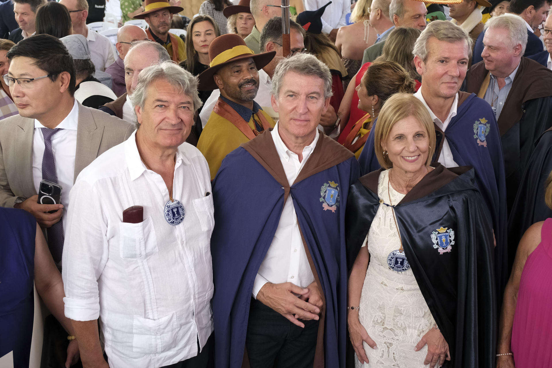 El líder del PP, Alberto Núñez Feijóo, junto a la alcaldesa de Jérez y presidenta de la Federación Española de Municipios y Provincias (FEMP), María José García-Pelayo Jurado (d), durante la Fiesta del Albariño, que acoge uno de sus actos más emblemáticos, el Capítulo Serenísimo, en el que se invistió a las nuevas Donas y Cabaleiros que defenderán el Albariño, con la presencia, entre otros, del presidente de la Xunta, Alfonso Rueda, y del líder del PP, Alberto Núñez Feijóo. EFE/Xurxo Martínez
