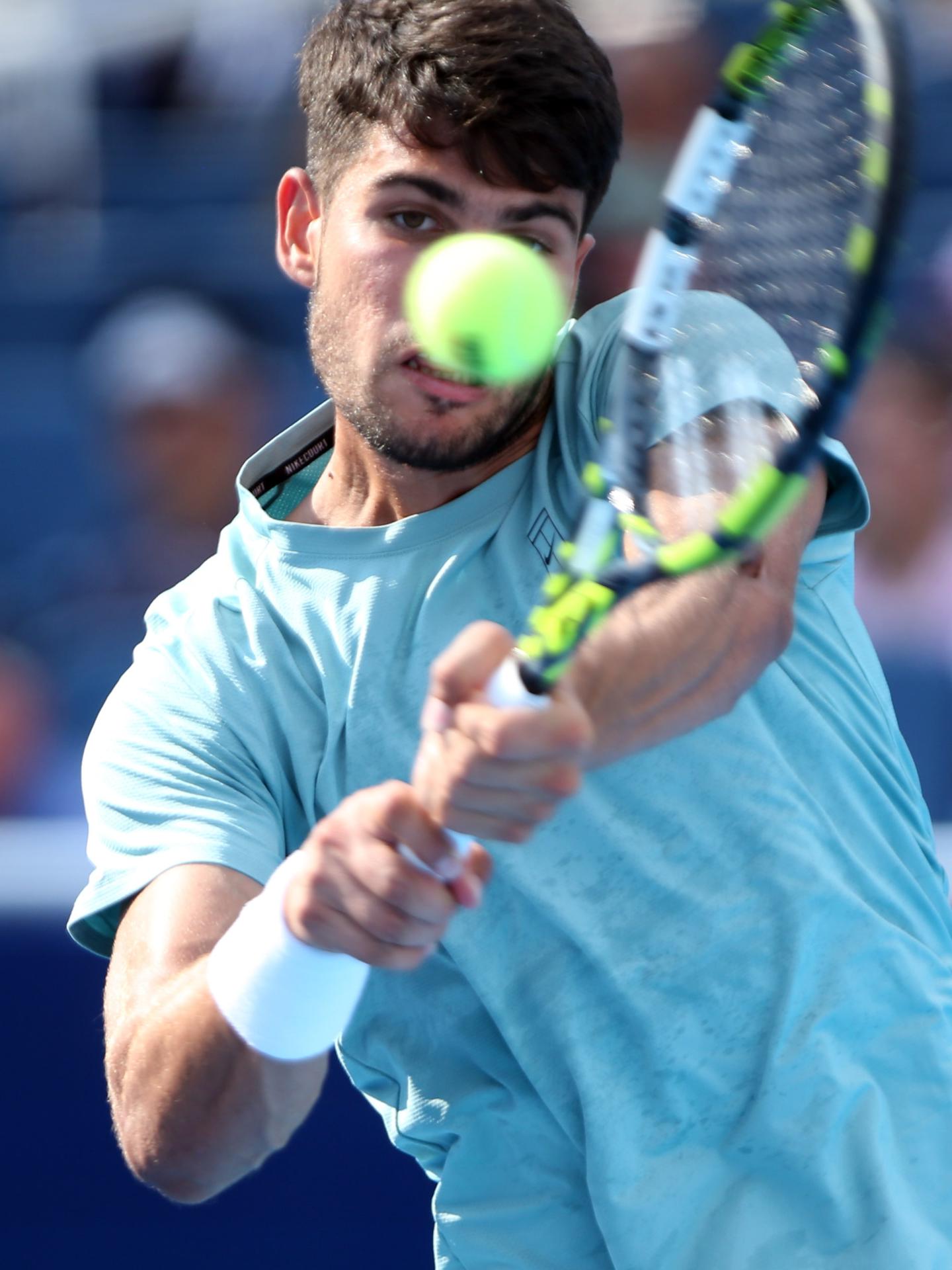 Carlos Alcaraz derrotó este viernes al ruso Andrey Rublev y se clasificó para las semifinales del Masters 1.000 de Cincinnati, donde se medirá con el ganador de la serie entre el alemán Alexander Zverev y el estadounidense Ben Shelton. EFE/EPA/MARK LYONS

