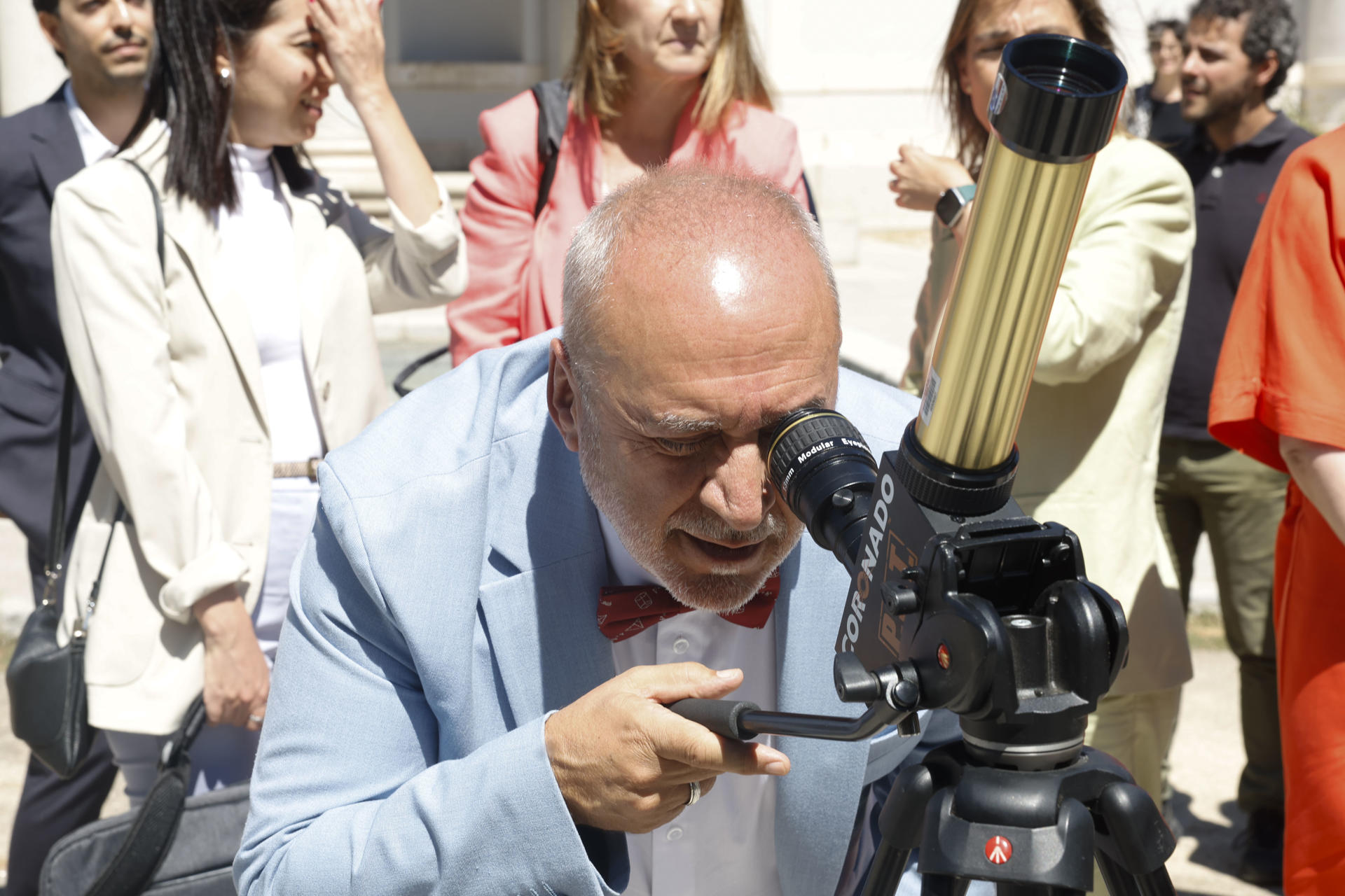 El secretario de Estado de Ciencia, Innovación y Universidades, Juan Cruz Cigudosa (c), mira por un telescopio en el marco de la primera reunión de la Comisión Interministerial para la preparación, organización y coordinación de actuaciones relacionadas con el llamado Trío de Eclipses 2026-2027-2028, ese jueves, en el Real Observatorio de Madrid. EFE/ J.P. Gandul
