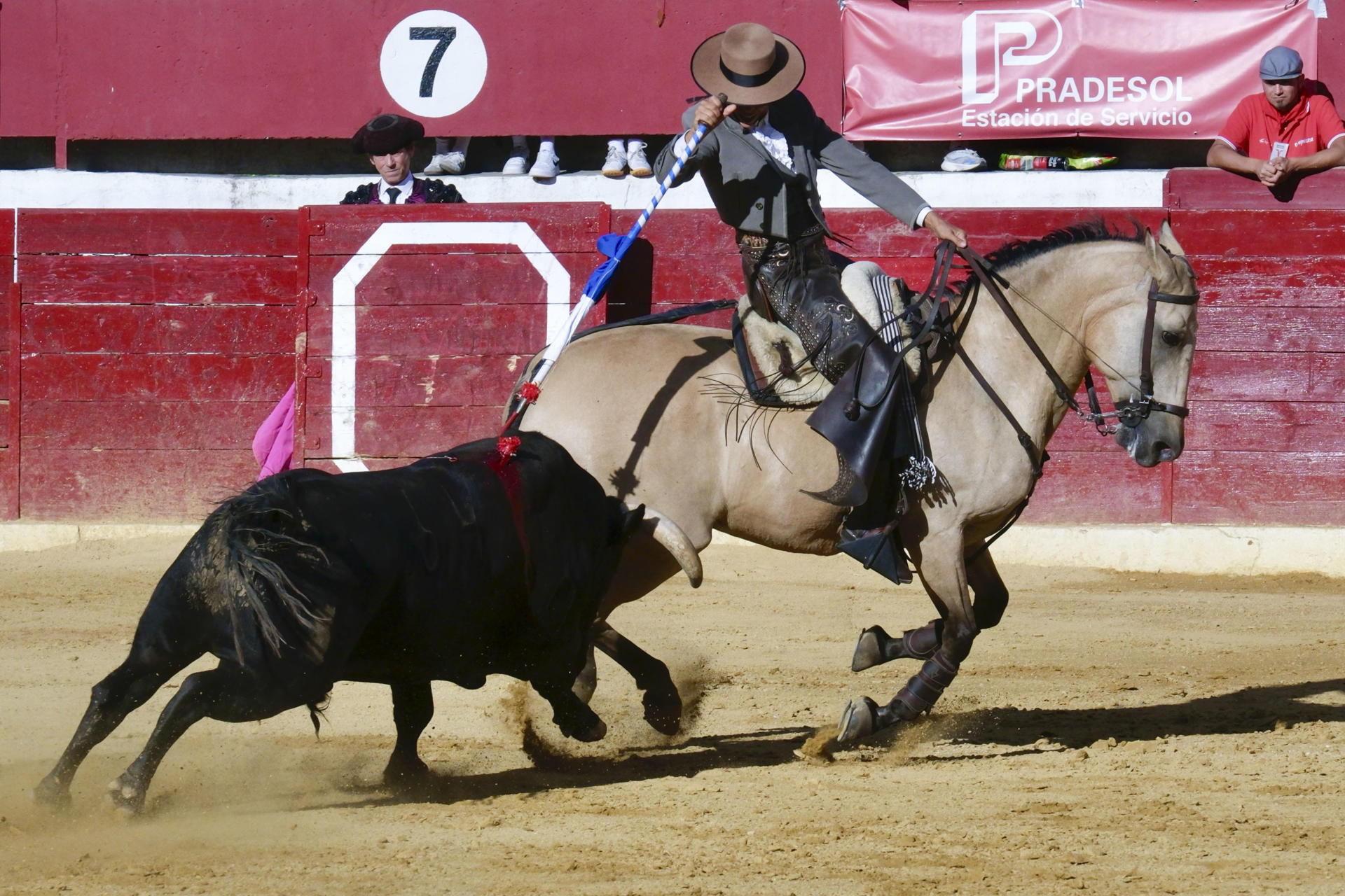 La rejoneadora francesa Lea Vicens durante la corrida de rejones celebrada este sábado en Calahorra. EFE/ Fernando Díaz