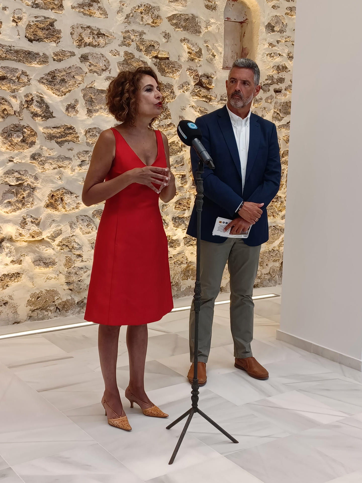 La vicepresidenta primera del Gobierno, María Jesús Montero, ha asegurado que el Ejecutivo central ha puesto "todos los medios disponibles" a disposición de las comunidades autónomas para luchar contra los incendios forestales que afectan a varias de ellas y que lo ha hecho "desde el minuto uno". este lunes en declaraciones a los periodistas durante la visita que ha realizado al edificio del antiguo Ayuntamiento de Rota (Cádiz). EFE/Juan Chicano