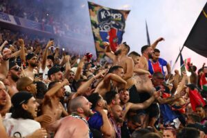 Fotografía de Anna Szilagyi, en la que puede verse en una imagen de archivo del 31 de mayo de 2025 a aficionados del PSG celebrando el triunfo de su equipo en la final de la Liga de Campeones. EFE