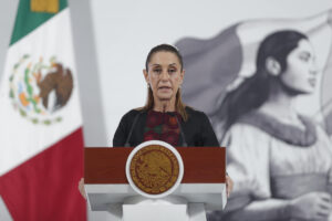 La presidenta de México, Claudia Sheinbaum, participa durante una rueda de prensa este miércoles, en Palacio Nacional de la Ciudad de México (México). EFE/ Isaac Esquivel
