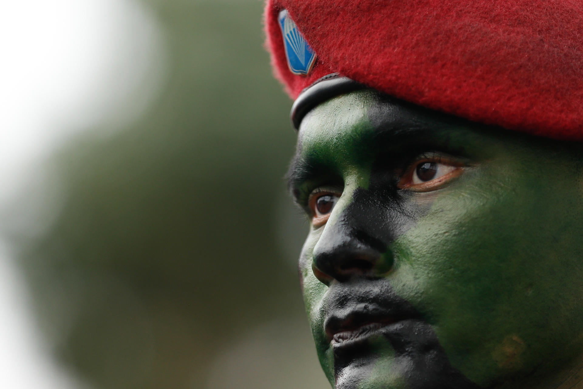 Un integrante de las fuerzas militares de Paraguay participa en el desfile militar por la conmemoración de los 488 años de fundación de Asunción este viernes, en Asunción (Paraguay). EFE/Juan Pablo Pino