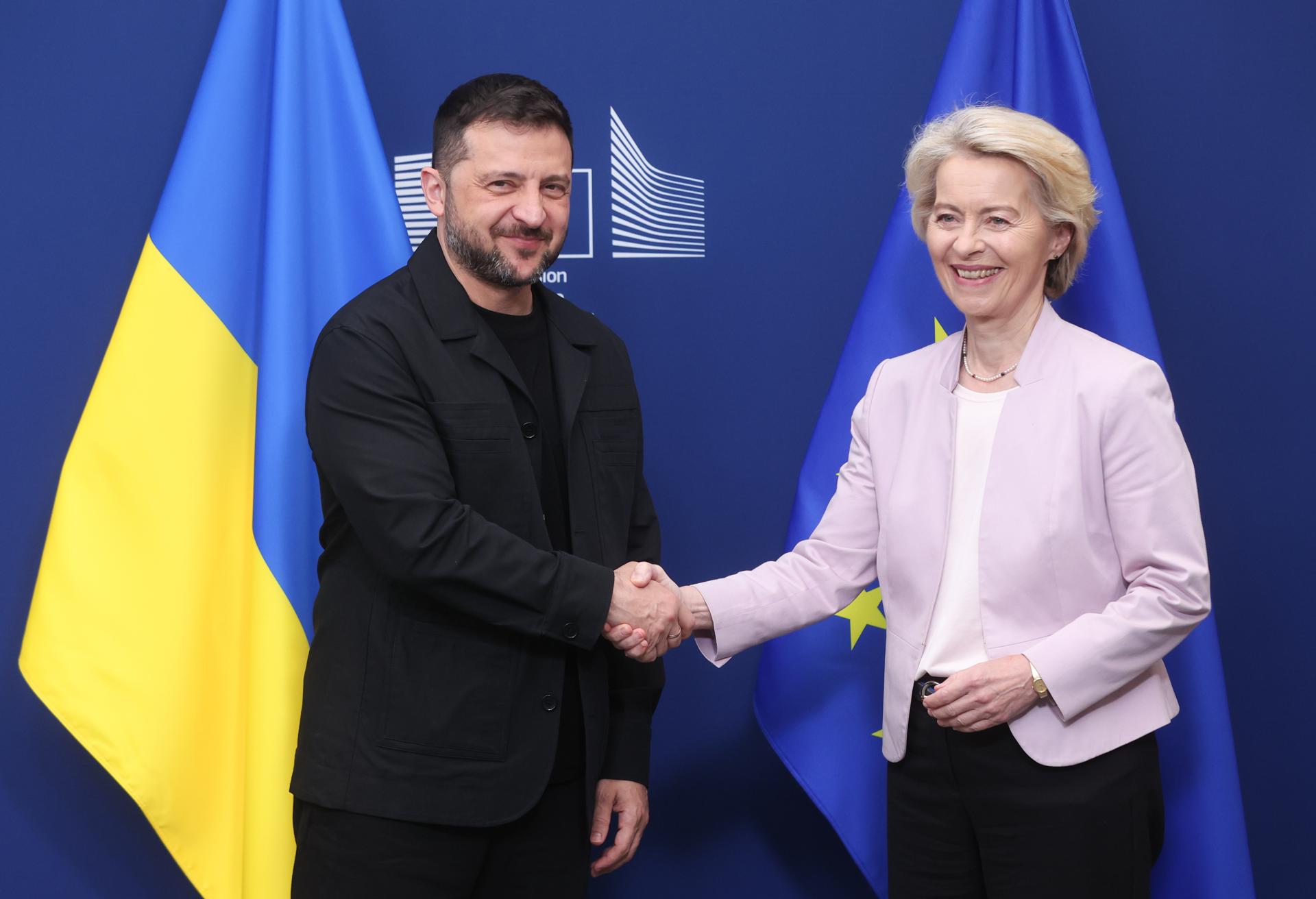 El presidente de Ucrania, Volodímir Zelenski (i), saluda a la presidenta de la Comisión Europea, Ursula von der Leyen (d), durante una reunión en Bruselas, este domingo 17 de agosto de 2025. EFE/EPA/OLIVIER HOSLET