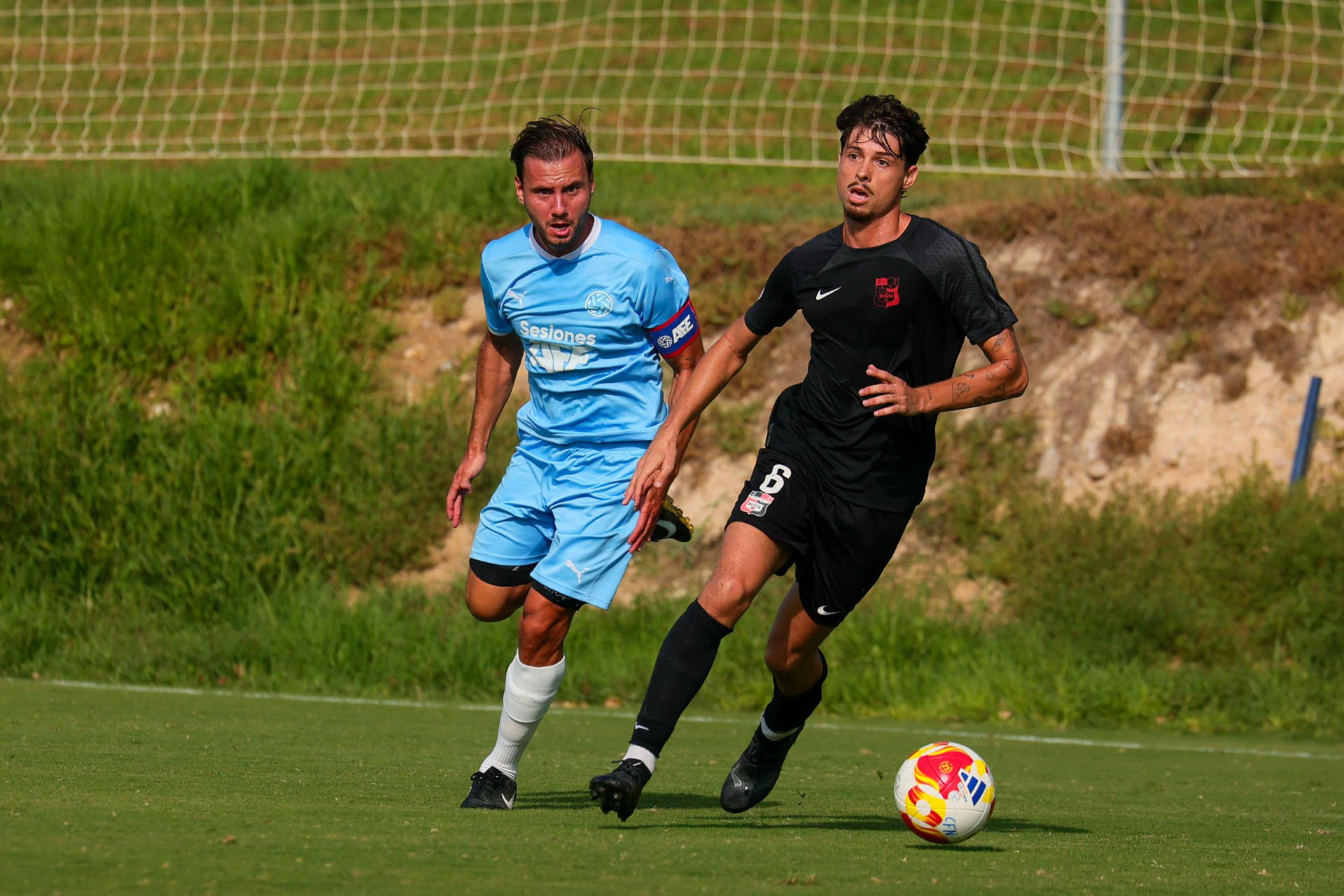 Un momento del encuentro entre la selección AFE y La Nucía, este sábado, en Mutxamell (Alicante). La selección de la 38ª edición de Sesiones AFE cayó derrotada este sábado en Bonalba (0-4) ante La Nucía, rival que competirá la próxima temporada en Tercera Federación y que fue muy superior, sobre todo en la segunda parte. EFE/ Afe Fútbol/SÓLO USO EDITORIAL/SÓLO DISPONIBLE PARA ILUSTRAR LA NOTICIA QUE ACOMPAÑA (CRÉDITO OBLIGATORIO)