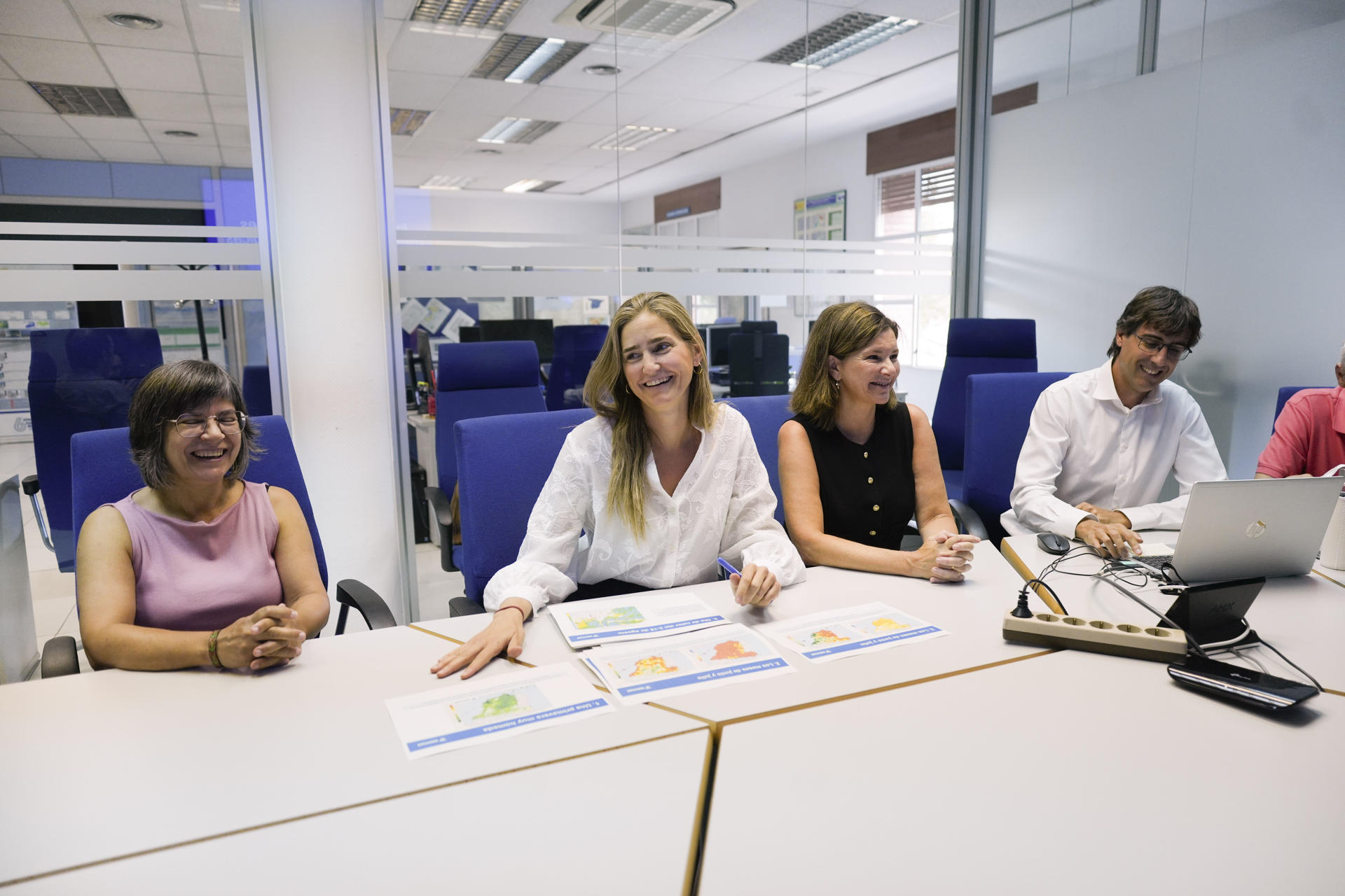 La vicepresidenta del Gobierno y ministra para la Transición Ecológica y el Reto Demográfico, Sara Aagesen, visita el Centro Nacional de Predicción de la Agencia Estatal de Meteorología (Aemet), este viernes. EFE/Borja Sánchez-Trillo