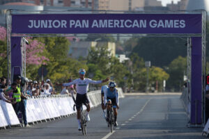 José Prieto de México celebra el triunfo en la categoría de ciclismo ruta masculino, en los II Juegos Panamericanos Junior ASU 2025 este domingo, en la avenida Costanera en Asunción (Paraguay). EFE/Juan Pablo Pino